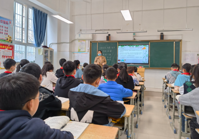 随机听取了语文数学等常态课具体教师教育方法和学生学习状况 随机听取了语文数学等常态课具体教师教育方法和学生学习状况