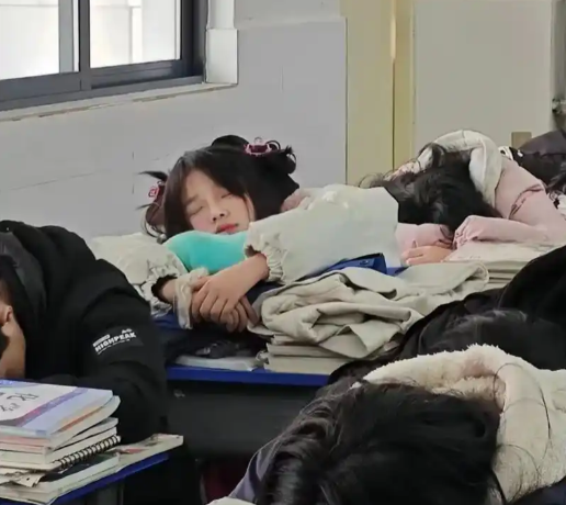 清晨的状态千差万别孩子们思想活跃渴望捧着书本沉溺阅览 清晨的状态千差万别孩子们思想活跃渴望捧着书本沉溺阅览